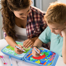 Carica l'immagine nel visualizzatore di Gallery, HellDoler Portatile da Disegno per Bambini, Doodle Disegno Giocattoli Libro di Pittura per Bambini con 12 Penne cancellabili Colorate, Lavagna a Doppia Faccia, Reuseful, 14 Pagine Libro da disegno