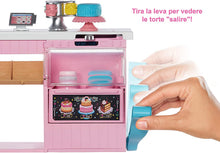 Carica l'immagine nel visualizzatore di Gallery, Barbie La Pasticceria Playset con Bambola Bionda, Isola per Cucinare, Forno e Accessori, Giocattolo per Bambini 4+ Anni Single
