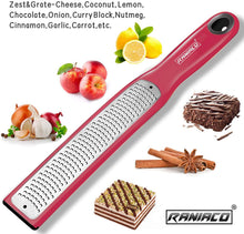 Carica l'immagine nel visualizzatore di Gallery, Grattugia Manuale, Raniaco Zester Limone Grattugia Formaggio per Frutta Zenzero Aglio Noce Moscata Agrumi Arancia Cioccolato Verdura, Acciaio Inossidabile con Coperchio di Protezione (Rosso)
