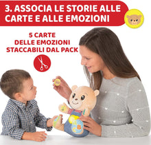 Carica l&#39;immagine nel visualizzatore di Gallery, Chicco Teddy Orso delle Emozioni, Peluche Evolutivo Interattivo Bilingue Italiano/Inglese, Gioco Educativo con Emozioni, Numeri e Lettere, Pupazzo con Luci e Canzoni - Giochi Bambini 6 Mesi - 5 Anni