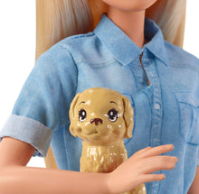 Carica l&#39;immagine nel visualizzatore di Gallery, Barbie in Viaggio, Bambola Bionda con Cucciolo, Valigia che si Apre, Adesivi e Accessori, Giocattolo per Bambini 3 + Anni, FWV25