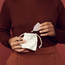 Carica l&#39;immagine nel visualizzatore di Gallery, Coppetta mestruale OrganiCup - Taglia A/Piccola - Vincitrice degli AllergyAwards 2019 - Approvata dalla FDA - Morbida, flessibile, riutilizzabile, in silicone per uso medicale
