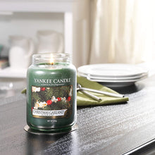 Carica l&#39;immagine nel visualizzatore di Gallery, Yankee Candle Christmas Garland Candela in giara grande, Fino a 150 ore di combustione