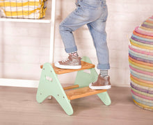 Carica l'immagine nel visualizzatore di Gallery, B. spaces - Peek-A-Boost - Robusto sgabello in legno per bambini - poggiapiedi con 2 gradini - sgabello per bambini color menta, per bagno, cucina, asilo nido - 2 anni+