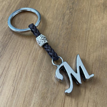 Carica l&#39;immagine nel visualizzatore di Gallery, Portachiavi in Pelle Personalizzato con Iniziali - Lettere e Perline in zama placcate in Argento - Portachiavi da Uomo o da Donna - Ideale per i Regali (M)