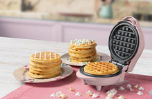 Carica l'immagine nel visualizzatore di Gallery, Bestron Waffle Maker, Piastra per waffel mini Ø10 cm, piccola macchina per waffel con rivestimento antiaderente, per compleanni di bambini, feste di famiglia, Pasqua o Natale, 550 watt, colore: rosa