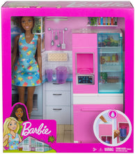 Carica l'immagine nel visualizzatore di Gallery, Barbie- Bambola Bruna Playset Arredamento con Frigorifero, Distributore d'Acqua e Accessori Giocattolo per Bambini 3+ Anni, GHL85