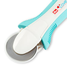 Carica l'immagine nel visualizzatore di Gallery, Prym Love taglierina rotativa, 24 x 8.5 x 3 cm, Light Blue/White - Ilgrandebazar