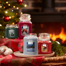 Carica l'immagine nel visualizzatore di Gallery, Yankee Candle Candela profumata in giara grande, In baita a lume di candela, collezione Natale in montagna, durata: fino a 150 ore