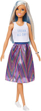 Carica l&#39;immagine nel visualizzatore di Gallery, Barbie Fashionista, Bambola Bionda con Maglietta Stampa e Gonna Pailletes, Giocattolo per Bambini 3+ anni, FXL52