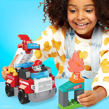 Carica l&#39;immagine nel visualizzatore di Gallery, Mega Bloks - PAW Patrol Camion dei Pompieri di Marshall con Lanciatore, Luci, Scaletta Mobile e Scafo di Salvataggio, 33 Mini Blocchi da Costruzione, Giocattolo per Bambini 3+Anni, GYJ01