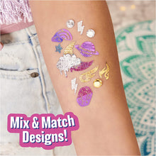 Carica l'immagine nel visualizzatore di Gallery, Cool Maker, Shimmer Me Body Art con rullo crea Tatoo, 4 colori metallizzati e 180 motivi, tatuaggi temporanei - dagli 8 anni