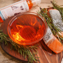 Carica l'immagine nel visualizzatore di Gallery, Olio di Salmone Premium di qualità Alimentare per Animali - flacone Pompa da 500 ml - per Cani, Gatti e Cavalli - con acidi Grassi Omega-3 e 6 – Olio di Pesce spremuto a Freddo