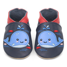 Carica l&#39;immagine nel visualizzatore di Gallery, Dotty Fish Scarpine in Pelle Prima Infanzia. Scarpe Bimbi per Primi Passi con Suola Scamosciata. Balena Blu Navy. 12-18 Mesi (21 EU)
