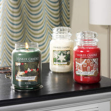 Carica l&#39;immagine nel visualizzatore di Gallery, Yankee Candle Christmas Garland Candela in giara grande, Fino a 150 ore di combustione