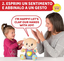 Carica l&#39;immagine nel visualizzatore di Gallery, Chicco Teddy Orso delle Emozioni, Peluche Evolutivo Interattivo Bilingue Italiano/Inglese, Gioco Educativo con Emozioni, Numeri e Lettere, Pupazzo con Luci e Canzoni - Giochi Bambini 6 Mesi - 5 Anni