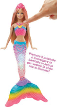 Carica l&#39;immagine nel visualizzatore di Gallery, Barbie Sirena Arcobaleno con Capelli Biondi, Luci Colorate, Si Attiva Sott&#39;Acqua,DHC40