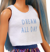 Carica l&#39;immagine nel visualizzatore di Gallery, Barbie Fashionista, Bambola Bionda con Maglietta Stampa e Gonna Pailletes, Giocattolo per Bambini 3+ anni, FXL52