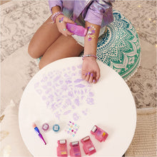 Carica l'immagine nel visualizzatore di Gallery, Cool Maker, Shimmer Me Body Art con rullo crea Tatoo, 4 colori metallizzati e 180 motivi, tatuaggi temporanei - dagli 8 anni