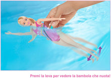 Carica l&#39;immagine nel visualizzatore di Gallery, Barbie- Dreamhouse Adventures Bambola Nuotatrice in Costume con Trampolino e Cucciolo Giocattolo per Bambini 3+ Anni, GHK23