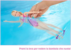 Barbie- Dreamhouse Adventures Bambola Nuotatrice in Costume con Trampolino e Cucciolo Giocattolo per Bambini 3+ Anni, GHK23