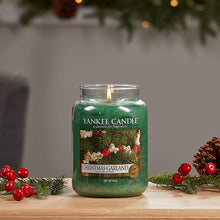 Carica l&#39;immagine nel visualizzatore di Gallery, Yankee Candle Christmas Garland Candela in giara grande, Fino a 150 ore di combustione