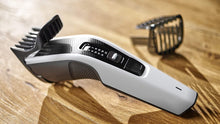 Carica l&#39;immagine nel visualizzatore di Gallery, Philips Tagliacapelli HC3518/15 serie 3000 Tecnologia Trim n Flow, lame DualCut 13 lunghezze 0,5-23mm Bianco