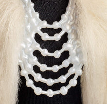 Carica l&#39;immagine nel visualizzatore di Gallery, Barbie-FWJ27 Styled by Iris Apfel Barbie Bambola con Gilet Multicolore, Pantaloni a Zampa d&#39;Elefante con Frange e Accessori, Multi-tonalità, FWJ27