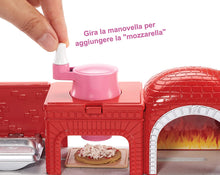 Carica l&#39;immagine nel visualizzatore di Gallery, Barbie la Pizzeria con Bambola, Tavolo per Le Pizze, Forno e Pasta da Modellare, Giocattolo per Bambini 3 + Anni, FHR09