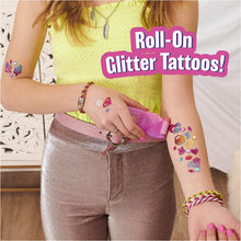 Carica l'immagine nel visualizzatore di Gallery, Cool Maker, Shimmer Me Body Art con rullo crea Tatoo, 4 colori metallizzati e 180 motivi, tatuaggi temporanei - dagli 8 anni