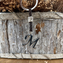 Carica l&#39;immagine nel visualizzatore di Gallery, Portachiavi in Pelle Personalizzato con Iniziali - Lettere e Perline in zama placcate in Argento - Portachiavi da Uomo o da Donna - Ideale per i Regali (M)