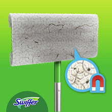 Carica l'immagine nel visualizzatore di Gallery, Swiffer Dry Panni Cattura Polvere, 63 Panni, Cattura e Intrappola Polvere e Sporco, Ottimo per I peli di Animale, per Tutti I Tipi di Pavimenti, Maxi Formato