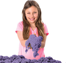 Carica l'immagine nel visualizzatore di Gallery, Kinetic Sand , Playset Castelli di Sabbia , 454 Grammi di Sabbia con Vaschetta, Colori a Sorpresa, dai 3 Anni , 6028092