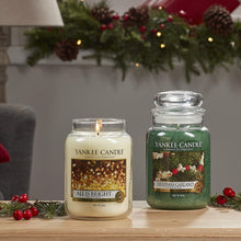 Carica l&#39;immagine nel visualizzatore di Gallery, Yankee Candle Christmas Garland Candela in giara grande, Fino a 150 ore di combustione