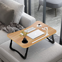 Carica l'immagine nel visualizzatore di Gallery, A3A ACADGQ Tavolino da Letto, Tavolo Laptop Pieghevole con 4 Interfaccia USB, Cassetto, Slot per Tazza, Staffa Pad, Scrivania per Letto, Divano, Pavimento (60x40cm, Colore del Legno)