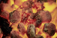 Carica l'immagine nel visualizzatore di Gallery, Weber Premium Holzkohle 5 kg carbonella, Nero