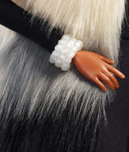 Carica l&#39;immagine nel visualizzatore di Gallery, Barbie-FWJ27 Styled by Iris Apfel Barbie Bambola con Gilet Multicolore, Pantaloni a Zampa d&#39;Elefante con Frange e Accessori, Multi-tonalità, FWJ27