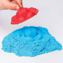 Carica l'immagine nel visualizzatore di Gallery, Kinetic Sand , Playset Castelli di Sabbia , 454 Grammi di Sabbia con Vaschetta, Colori a Sorpresa, dai 3 Anni , 6028092