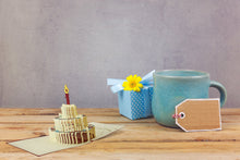Carica l&#39;immagine nel visualizzatore di Gallery, Biglietto auguri 3d, invito per feste pop up con torta tridimensionale a comparsa, perfetto come buono regalo o portasoldi, carta auguri compleanno o anniversario con busta inclusa