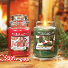 Carica l&#39;immagine nel visualizzatore di Gallery, Yankee Candle Christmas Garland Candela in giara grande, Fino a 150 ore di combustione