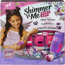 Carica l'immagine nel visualizzatore di Gallery, Cool Maker, Shimmer Me Body Art con rullo crea Tatoo, 4 colori metallizzati e 180 motivi, tatuaggi temporanei - dagli 8 anni