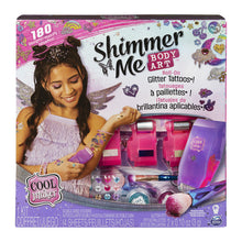 Carica l'immagine nel visualizzatore di Gallery, Cool Maker, Shimmer Me Body Art con rullo crea Tatoo, 4 colori metallizzati e 180 motivi, tatuaggi temporanei - dagli 8 anni