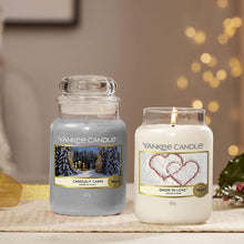 Carica l'immagine nel visualizzatore di Gallery, Yankee Candle Candela profumata in giara grande, In baita a lume di candela, collezione Natale in montagna, durata: fino a 150 ore