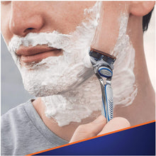 Carica l'immagine nel visualizzatore di Gallery, Gillette Fusion5 Lamette da Barba, 12 Ricambi da 5 Lame, Delicatezza Insuperabile, Rasatura Scorrevole con Striscia Lubrificante, Fino a 1 Mese di Rasatura con 1 Lametta 12 Unità