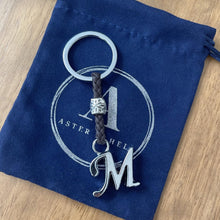 Carica l&#39;immagine nel visualizzatore di Gallery, Portachiavi in Pelle Personalizzato con Iniziali - Lettere e Perline in zama placcate in Argento - Portachiavi da Uomo o da Donna - Ideale per i Regali (M)