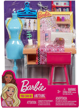 Carica l&#39;immagine nel visualizzatore di Gallery, Barbie- Studio Stilista con Macchina da Cucire, Manichino e Accessori (Bambola Non Inclusa), FXP10