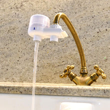 Carica l'immagine nel visualizzatore di Gallery, AQUASAN Aquacompact Nuovo Kit 2000 Litri - Filtro Rubinetto Anticalcare con 2 Cartucce, Depuratore Acqua Potabile, Riduce Microplastiche Rimuove Gusto Odore (White)