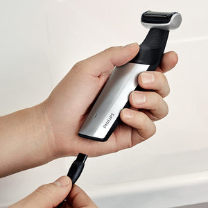 Philips BG5020/15 Bodygroom Series 5000 Rasoio Corpo Wet&Dry, Utilizzabile Sotto la Doccia con 3 Pettini Rifinitori e Accessorio per la Schiena
