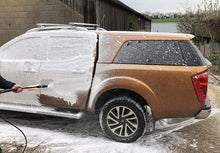 Carica l'immagine nel visualizzatore di Gallery, Dirtbusters Car Candy Snow Foam - Shampoo detergente schiumoso per auto con effetto lucidatura a cera, fragranza ciliegia, 5 litri, per pulizia e lavaggio professionale auto