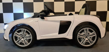 Carica l&#39;immagine nel visualizzatore di Gallery, Audi R8 Spyder Macchina Elettrica per Bambini Nuovo tipo, bianco, 2x motore da 25 W, batteria da 12 V, telecomando da 2,4 Ghz